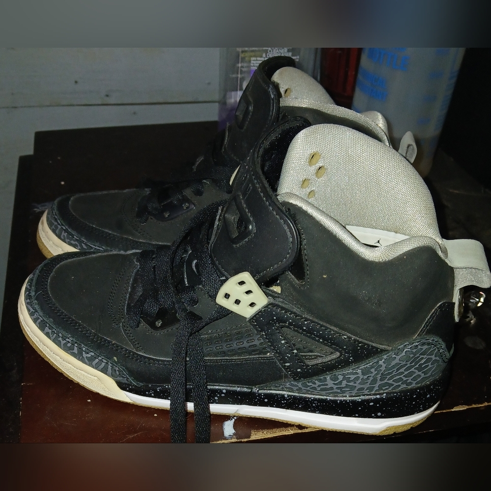 Jordan size 5.5y Fits 7women